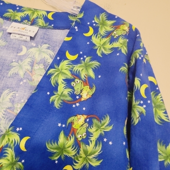 Peaches Uniforms | Women's Frog in Palm Tree Printed Scrubs Jacket (Size Small) - Picture 9 of 13